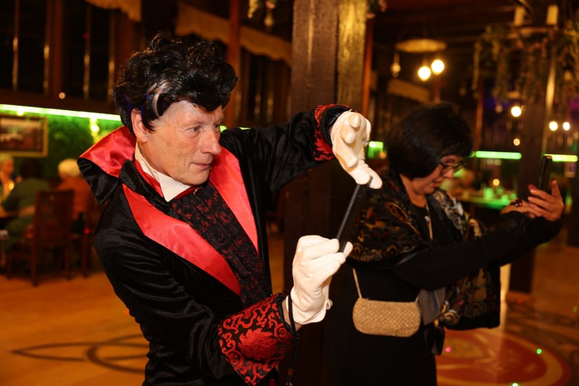 Bal seniorów "Z wizytą u rodziny Addamsów"
