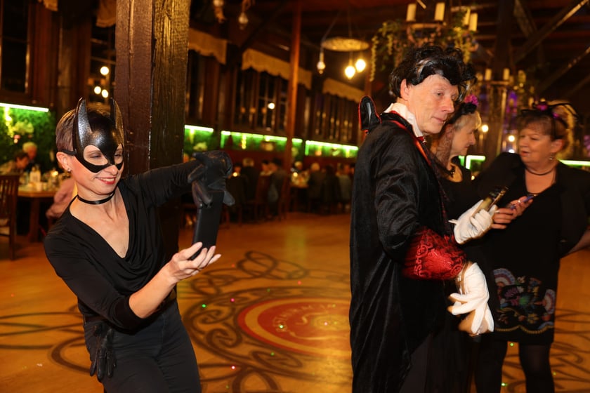 Bal seniorów "Z wizytą u rodziny Addamsów"
