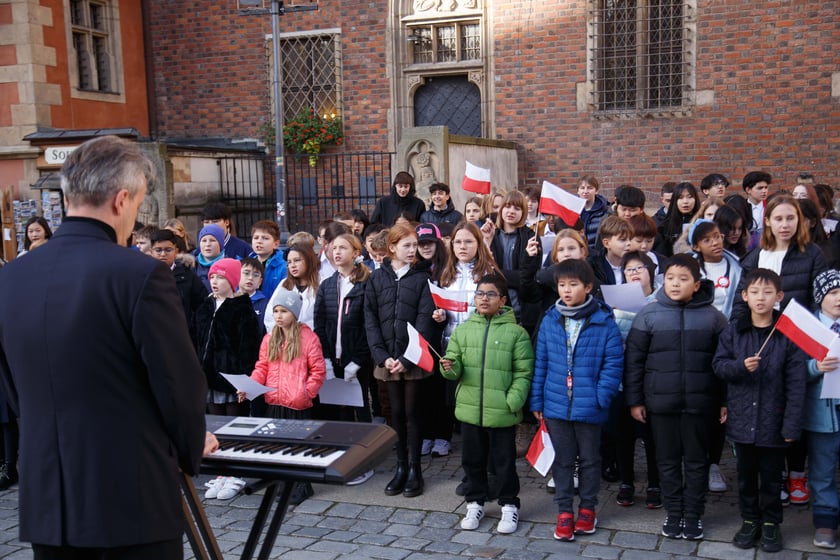 105 dzieci z 23 krajów, na co dzień uczą się w szkole American School of Wroclaw. Zaśpiewały hymn Polski z okazji 105. Rocznicy Niepodległości pod pręgierzem na wrocławskim rynku