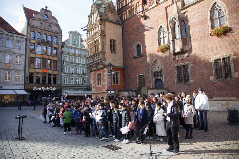 105 dzieci z 23 krajów, na co dzień uczą się w szkole American School of Wroclaw. Zaśpiewały hymn Polski z okazji 105. Rocznicy Niepodległości pod pręgierzem na wrocławskim rynku