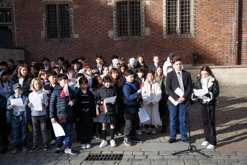 105 dzieci z 23 krajów, na co dzień uczą się w szkole American School of Wroclaw. Zaśpiewały hymn Polski z okazji 105. Rocznicy Niepodległości pod pręgierzem na wrocławskim rynku