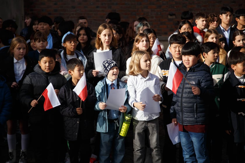 105 dzieci z 23 krajów, na co dzień uczą się w szkole American School of Wroclaw. Zaśpiewały hymn Polski z okazji 105. Rocznicy Niepodległości pod pręgierzem na wrocławskim rynku