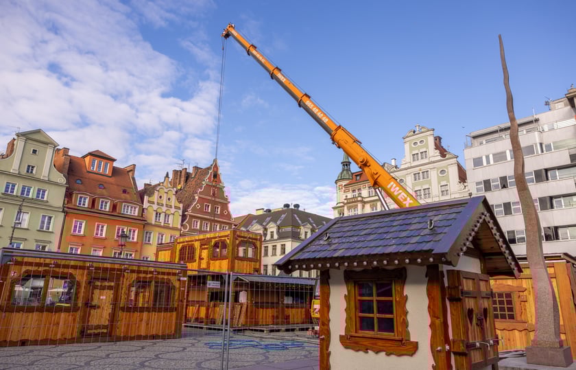 Budowa jarmarku na wrocławskim Rynku