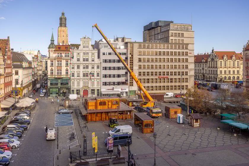 Budowa jarmarku na wrocławskim Rynku