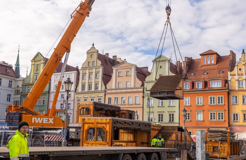 Budowa jarmarku na wrocławskim Rynku