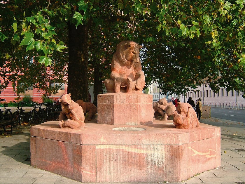 Bärenbrunnen - fontanna autorstwa Lederera z 1928 roku przedstawiająca heraldyczne zwierzę Berlina, niedźwiedzia brunatnego. Zniszczona w czasie II wojny światowej, odtworzona w 1958 roku przez Waltera Sutkowskiego.