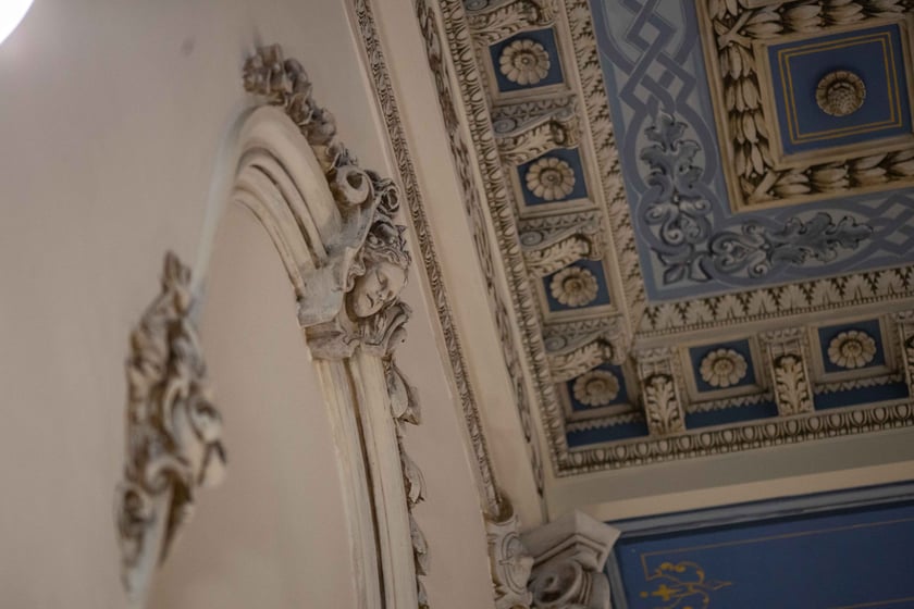 Odnowiona klatka schodowa w kamienicy przy ulicy Lelewela