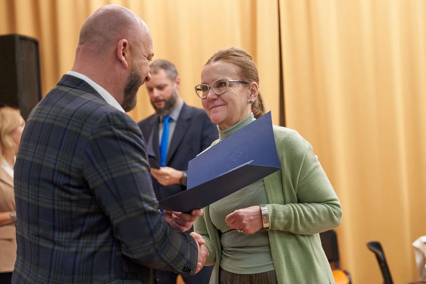 Pracownicy Miejskiego Ośrodka Pomocy Społecznej odbierają nagrody podczas uroczystości zorganizowanej z okazji ich święta.