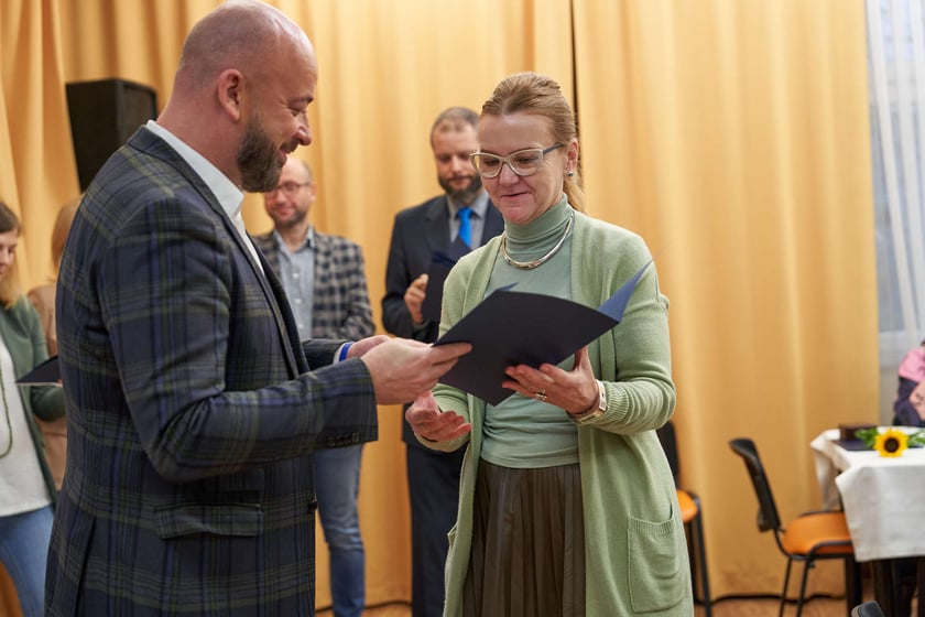 Pracownicy Miejskiego Ośrodka Pomocy Społecznej odbierają nagrody podczas uroczystości zorganizowanej z okazji ich święta.
