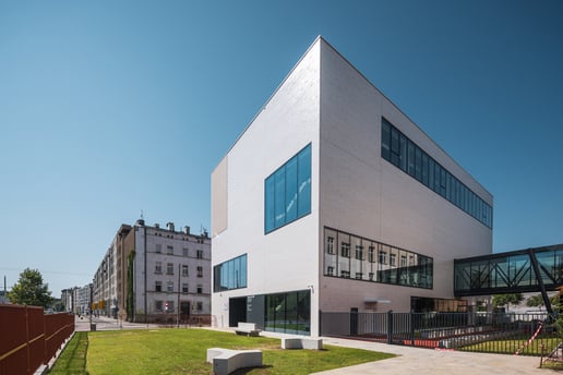 Trzecia nagroda w kategorii Budynek użyteczności publicznej:&nbsp;Blok sportowy przy Liceum Og&oacute;lnokształcącym nr XIII