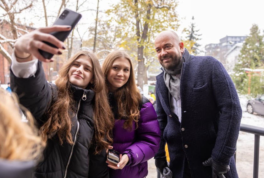 Krasnal przed budynkiem III LO we Wrocławiu