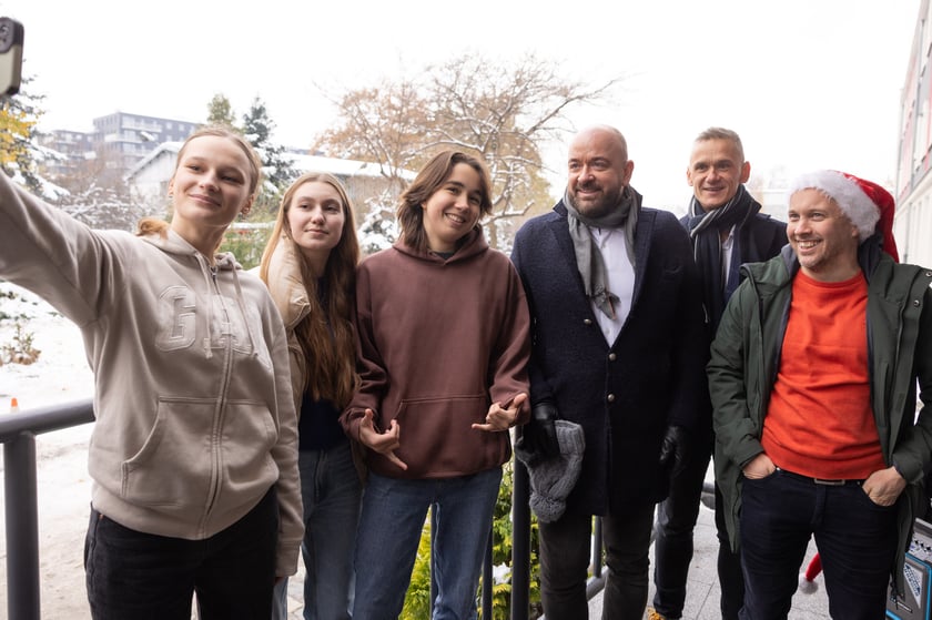 Krasnal przed budynkiem III LO we Wrocławiu