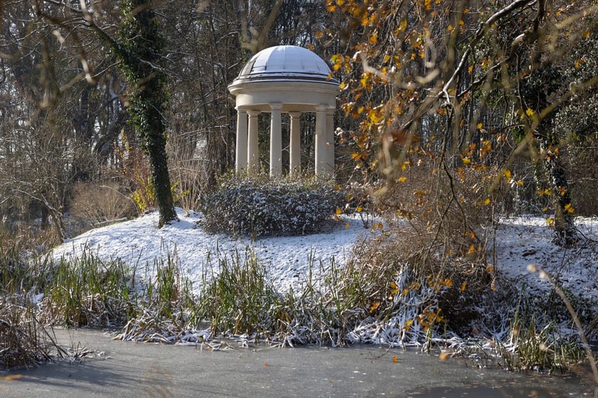 Pałac Korn&oacute;w w Pawłowicach - park ze stawem i glorietą