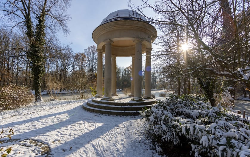 Pałac Korn&oacute;w w Pawłowicach - park ze stawem i glorietą