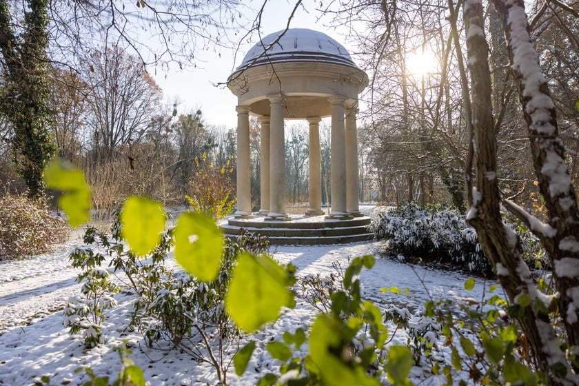 Pałac Korn&oacute;w w Pawłowicach - park ze stawem i glorietą