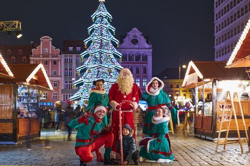 Święty Mikołaj na tle choinki na wrocławskim rynku
