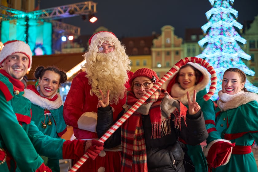 Święty Mikołaj na tle choinki na wrocławskim rynku