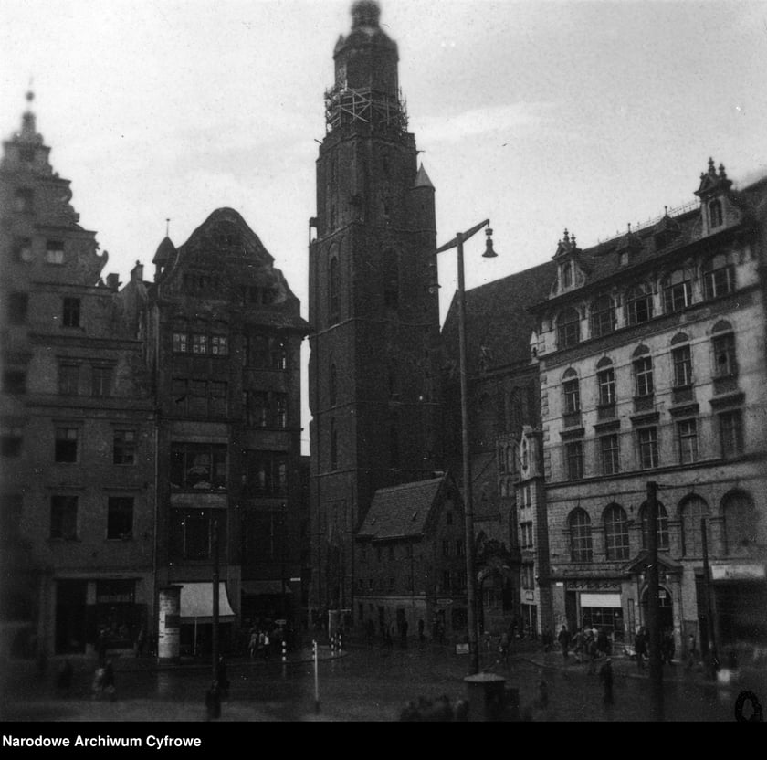 Wrocław tuż po II wojnie światowej. Rynek. Rok 1948