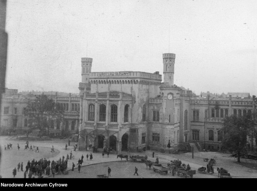 Wrocław tuż po II wojnie światowej. Dworzec Gł&oacute;wny PKP. Rok 1945