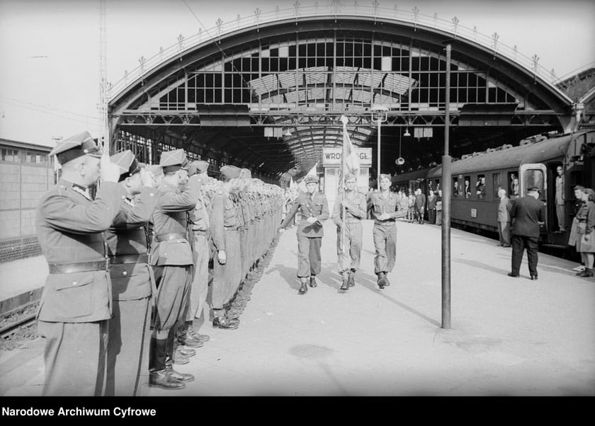 Wrocław tuż po II wojnie światowej. Dworzec Gł&oacute;wny PKP. Rok 1948