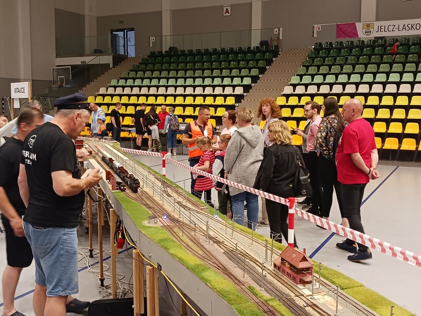 Makieta z pociągami