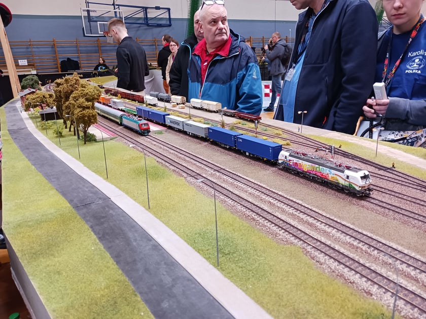 Makieta z pociągami
