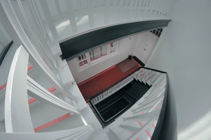 Monika Grobelna fotografuje wrocławskie kamienice. Klatki schodowe