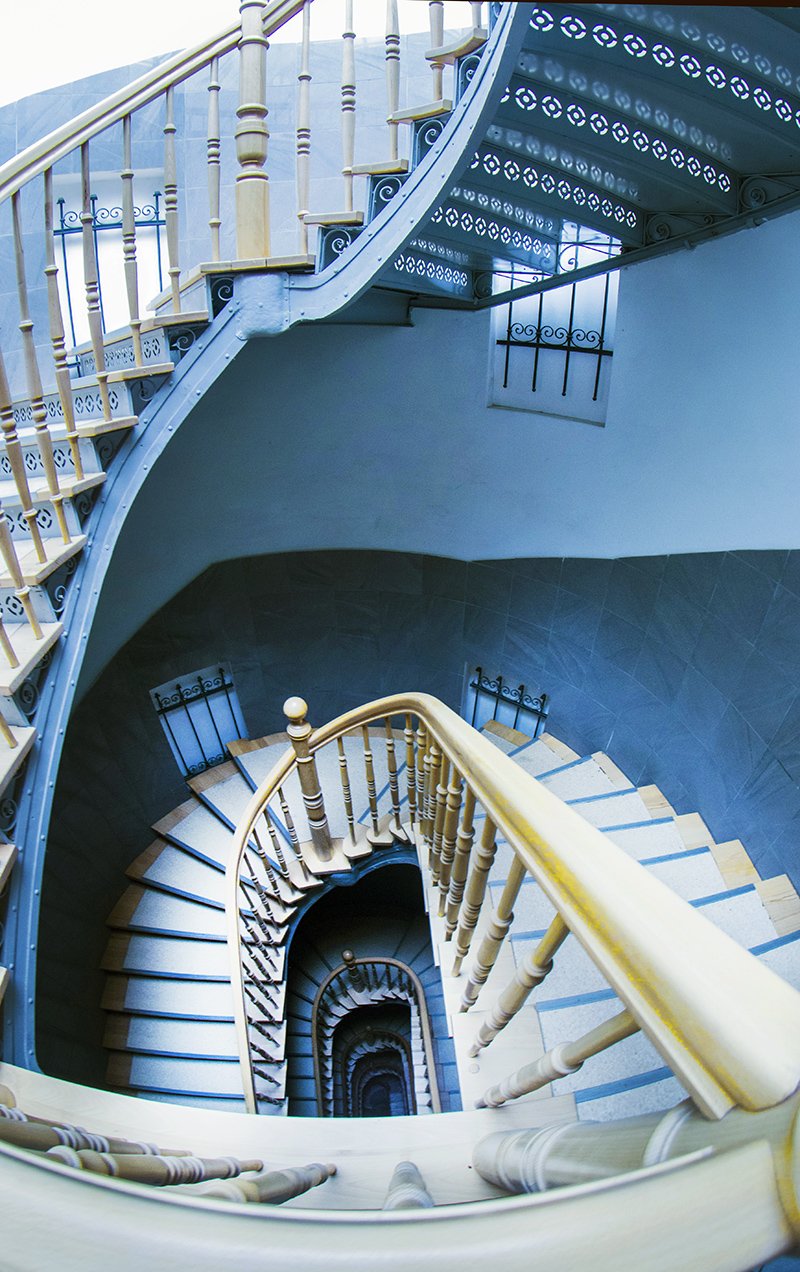 Monika Grobelna fotografuje wrocławskie kamienice. Klatki schodowe