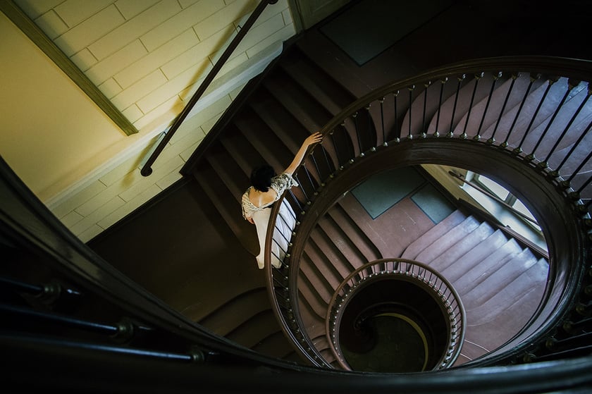 Monika Grobelna fotografuje wrocławskie kamienice. Klatki schodowe