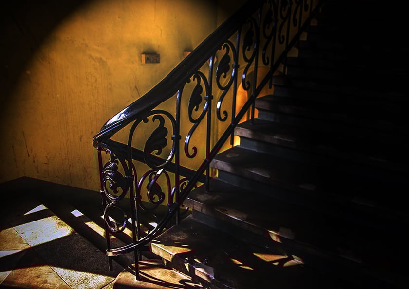 Monika Grobelna fotografuje wrocławskie kamienice. Klatki schodowe