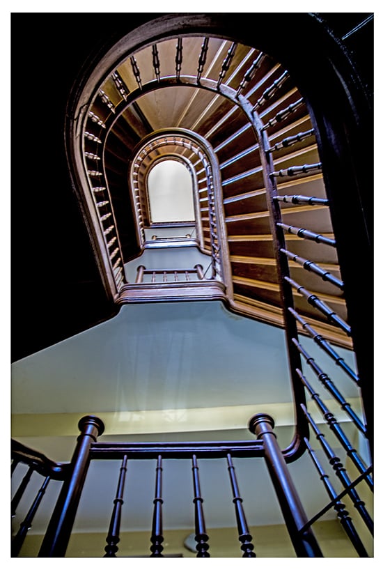 Monika Grobelna fotografuje wrocławskie kamienice. Klatki schodowe