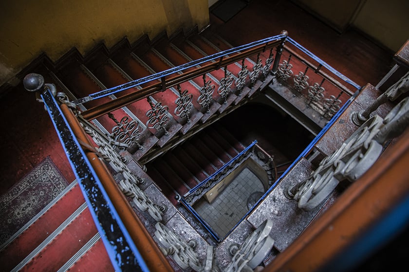 Monika Grobelna fotografuje wrocławskie kamienice. Klatki schodowe