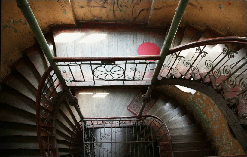 Monika Grobelna fotografuje wrocławskie kamienice. Klatki schodowe