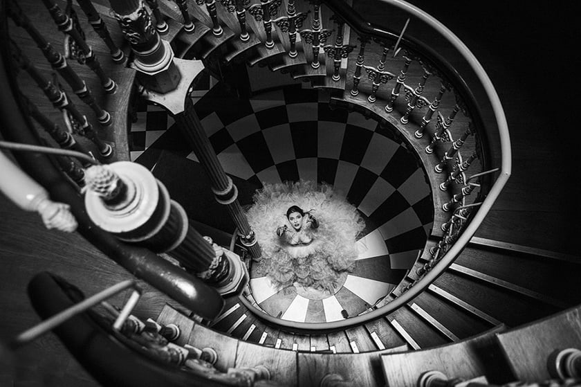 Monika Grobelna fotografuje wrocławskie kamienice. Klatki schodowe