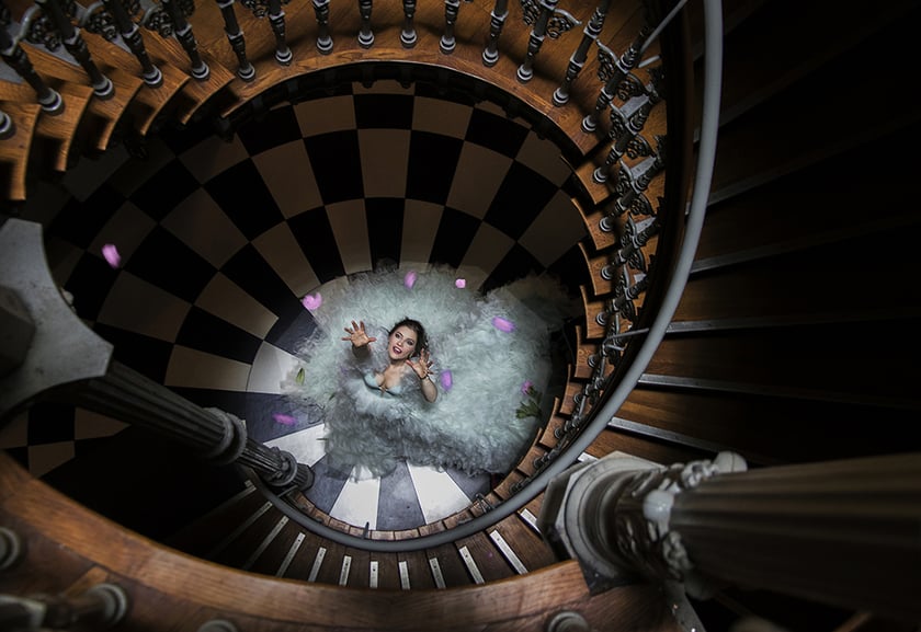 Monika Grobelna fotografuje wrocławskie kamienice. Klatki schodowe