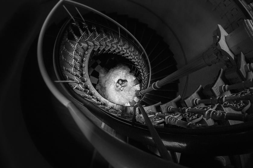 Monika Grobelna fotografuje wrocławskie kamienice. Klatki schodowe