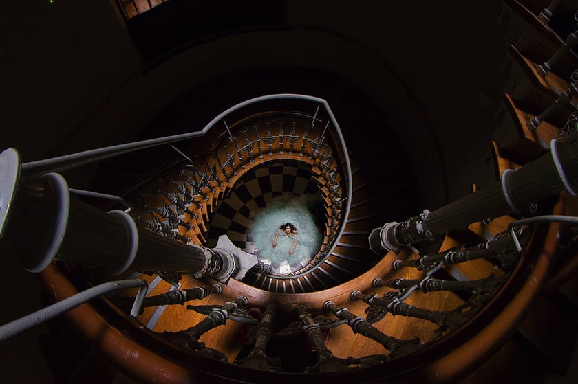 Monika Grobelna fotografuje wrocławskie kamienice. Klatki schodowe