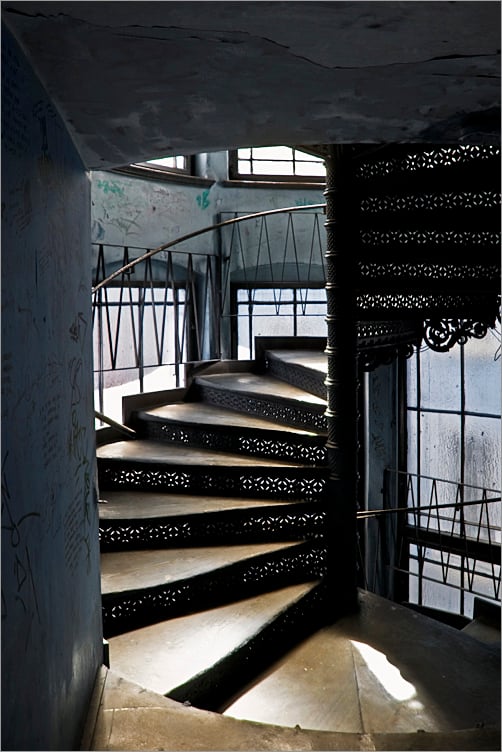 Monika Grobelna fotografuje wrocławskie kamienice. Klatki schodowe