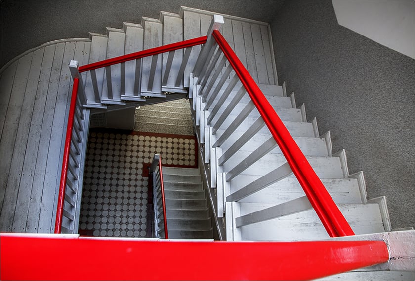 Monika Grobelna fotografuje wrocławskie kamienice. Klatki schodowe