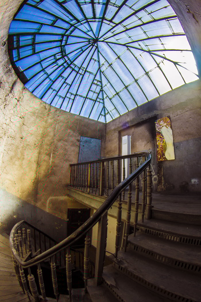 Monika Grobelna fotografuje wrocławskie kamienice. Klatki schodowe