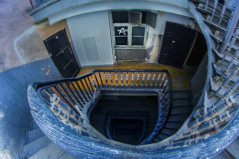 Monika Grobelna fotografuje wrocławskie kamienice. Klatki schodowe