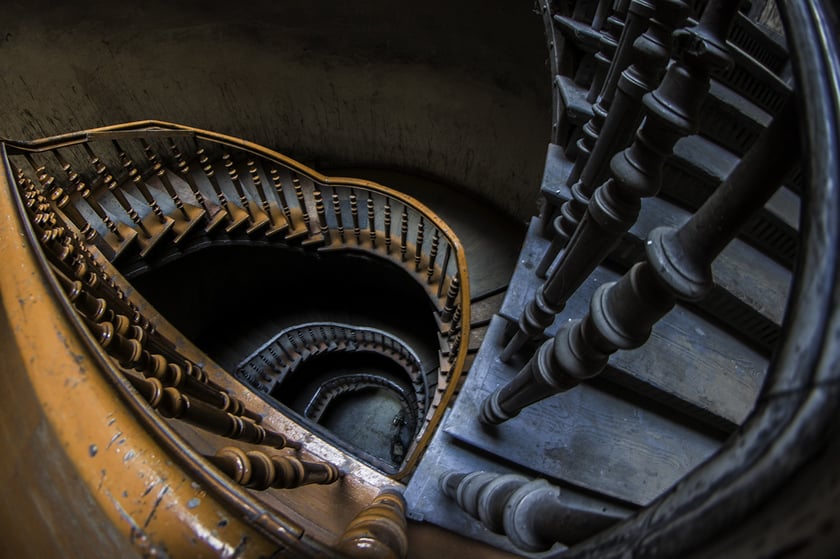 Monika Grobelna fotografuje wrocławskie kamienice. Klatki schodowe