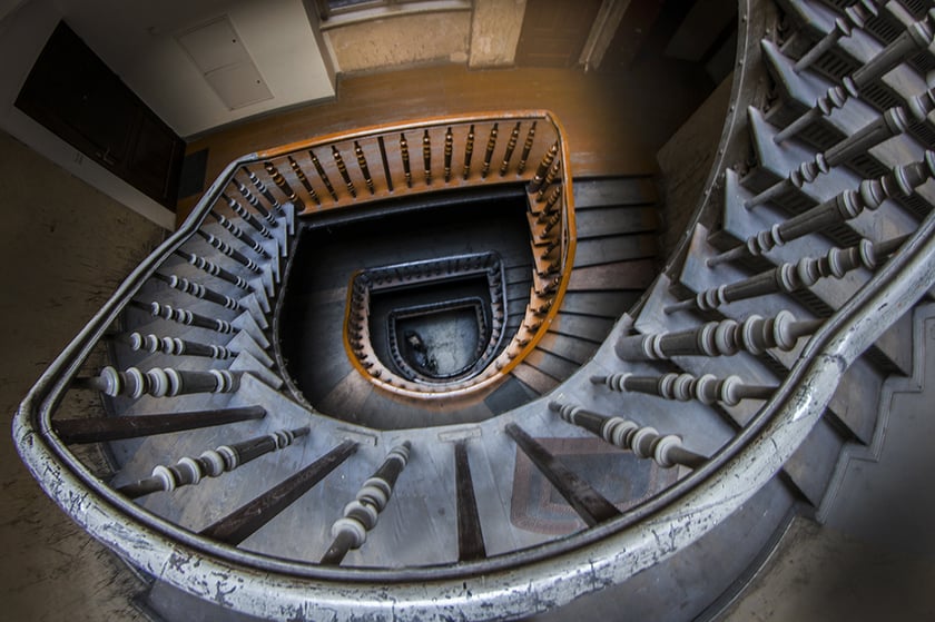 Monika Grobelna fotografuje wrocławskie kamienice. Klatki schodowe