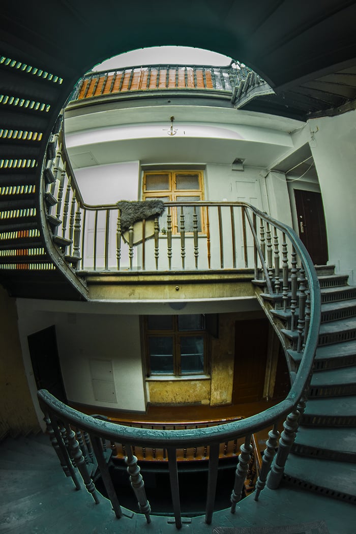 Monika Grobelna fotografuje wrocławskie kamienice. Klatki schodowe