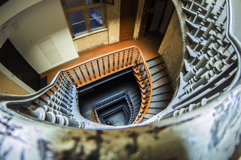 Monika Grobelna fotografuje wrocławskie kamienice. Klatki schodowe