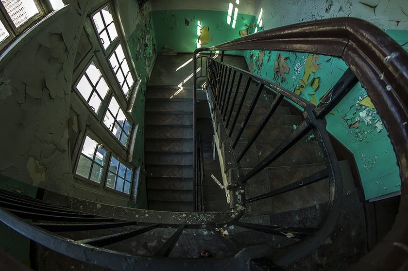 Monika Grobelna fotografuje wrocławskie kamienice. Klatki schodowe