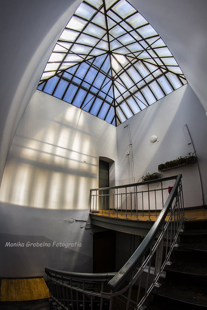 Monika Grobelna fotografuje wrocławskie kamienice. Klatki schodowe
