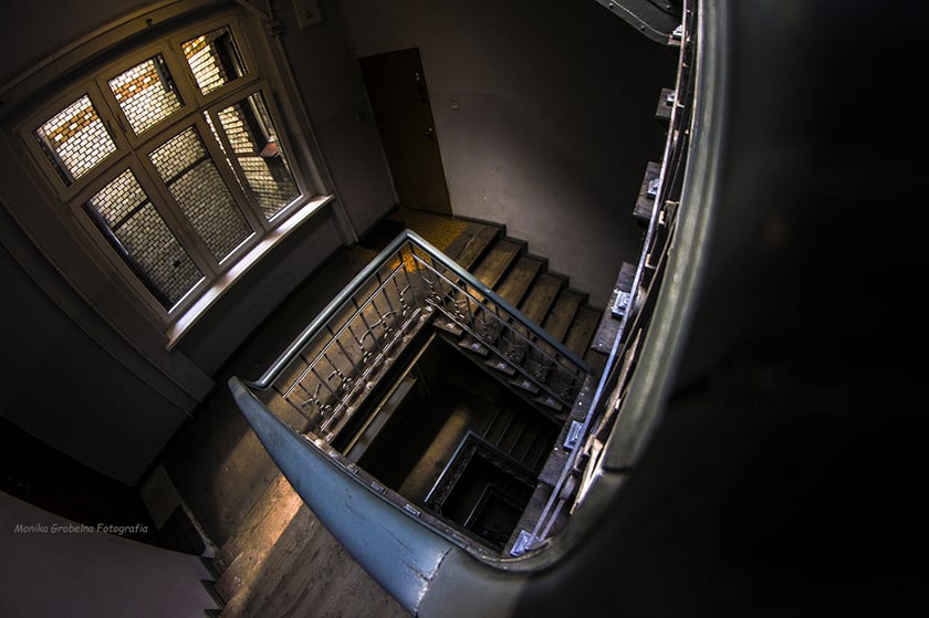 Monika Grobelna fotografuje wrocławskie kamienice. Klatki schodowe