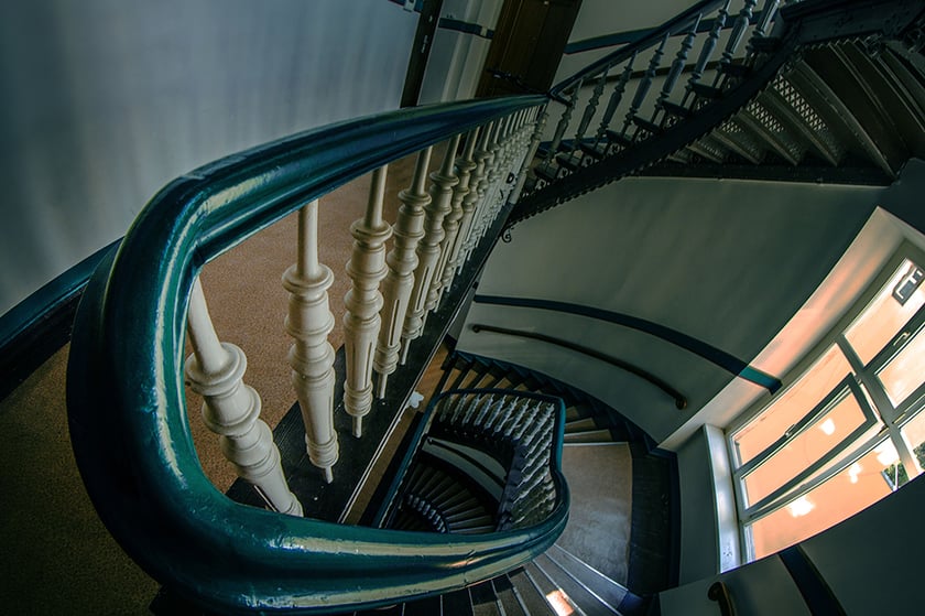 Monika Grobelna fotografuje wrocławskie kamienice. Klatki schodowe