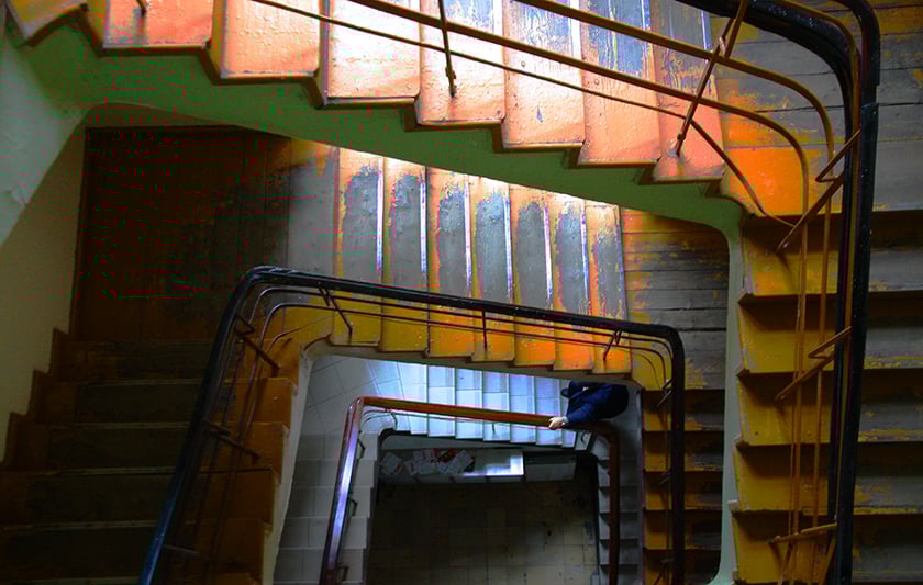 Monika Grobelna fotografuje wrocławskie kamienice. Klatki schodowe